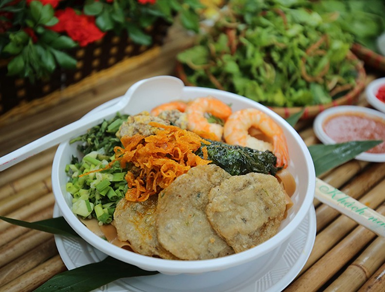 Hàng nghìn người thưởng thức ẩm thực 3 miền ở Hà Nội